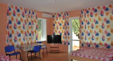 Фото номера Классический четырёхместный номер Гостевой дом Чайка г. Алупка 8