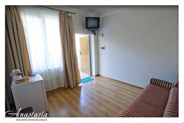 Фото номера Трехместный номер Гостиница Анастасия г. Алупка 3