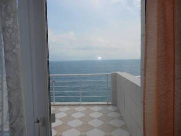 Фото номера Люкс с кроватью размера &quot;king-size&quot; и видом на море Гостиница Guest House Lenina 35 г. Алупка 2