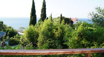Фото номера Семейный номер с видом на море Гостиница Guest house Ostrovok leta г. Алупка 2