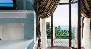 Фото номера Полулюкс с террасой Гостиница Mare Nero г. Алупка 2